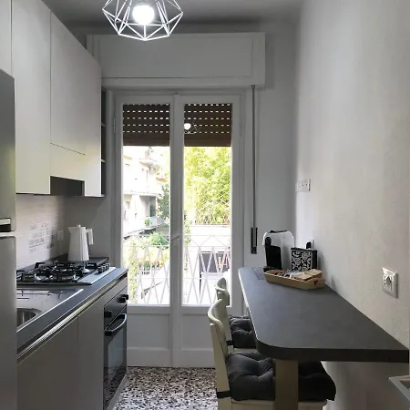 Lägenhet Bandello - A Due Passi Dal Centro