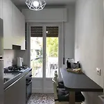 Lägenhet Bandello - A Due Passi Dal Centro